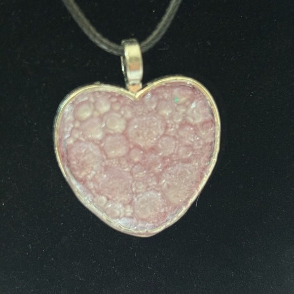 Resin bubble heart pendant handmade - Picture 3 of 4